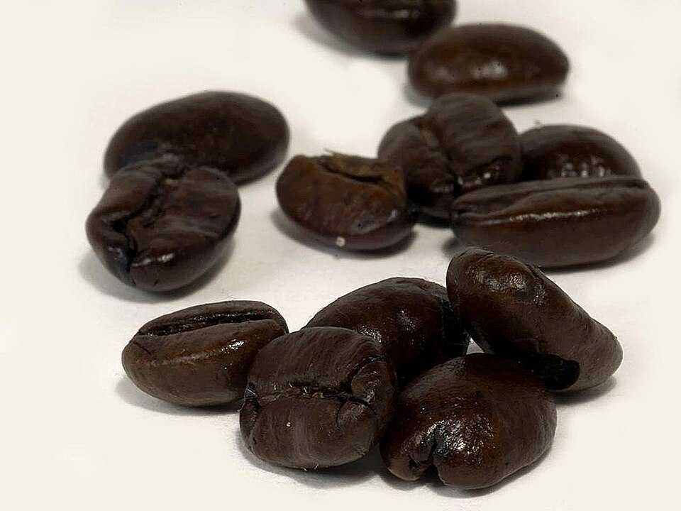 File:Dark roasted coffee beans.jpg
