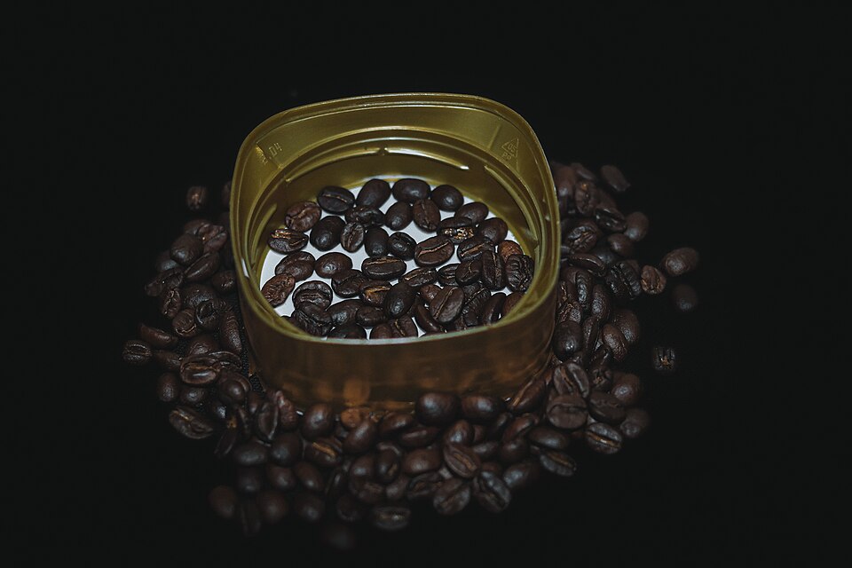 File:Roasted coffee beans on the surface. 02.jpg